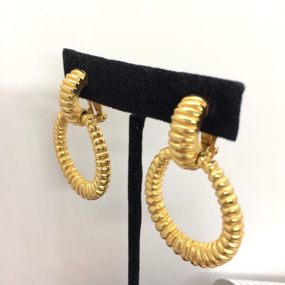 VINTAGE 80S 90S GOLD TONE SHRIMP DOOR KNOCKER TEXTURED CLIP-ON HOOP EARRINGS 2” - Picture 4 of 10